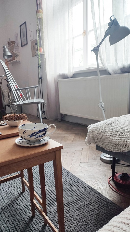 kubki i filiżanki Porcelanowa filiżanka w niebieskie kropki ze spodkiem