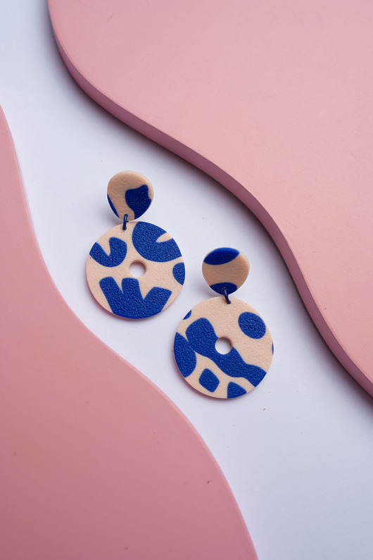 kolczyki z masy plastycznej Wiszące sztyfty w abstrakcyjny wzorek