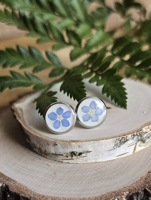 kolczyki z żywicy Kolczyki z kwiatami niezapominajkami srebrne