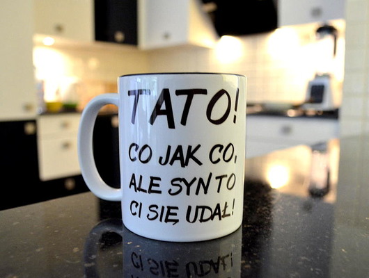 KUBEK TATO SYN CI SIĘ UDAŁ z CZARNYM WNĘTRZEM FarrowDesign