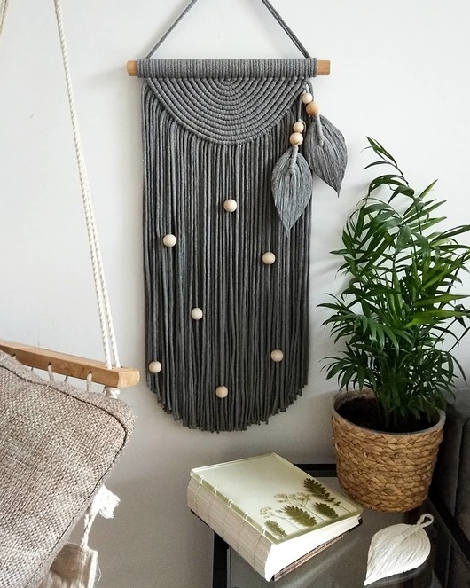 makramy Makrama Boho szara z drewnianymi koralikami