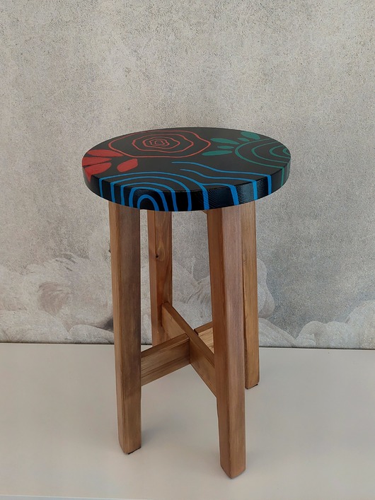 stołki Taboret z litego drewna z wyjątkowymi ręcznie malowanymi akcentami