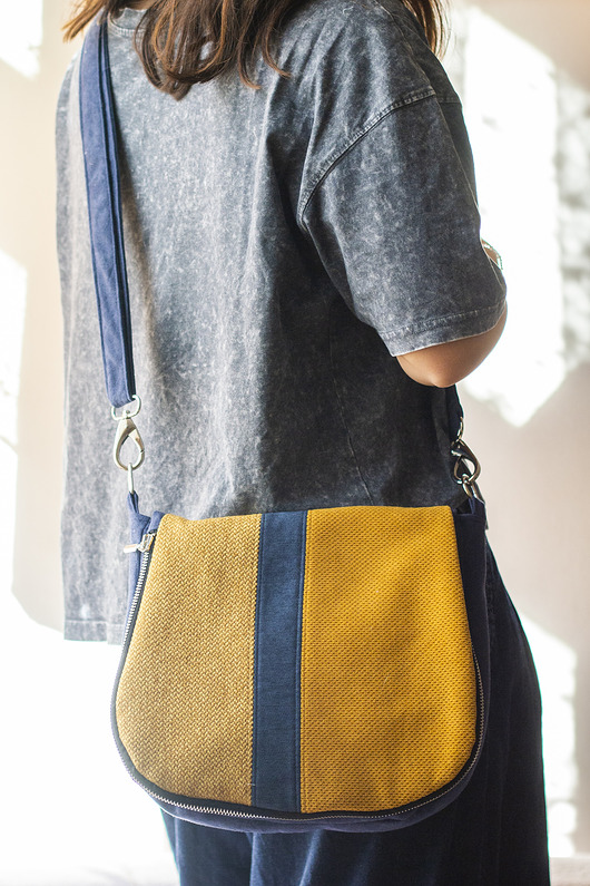 torebki mini Miodowo-granatowa listonoszka z klapą