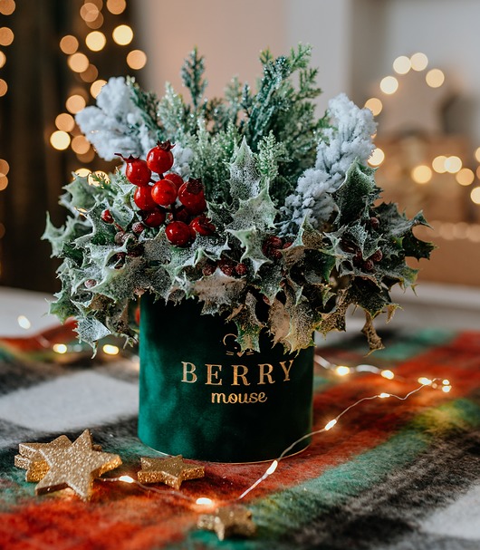 wianki bożonarodzeniowe Świąteczny flower box z ostrokrzewem