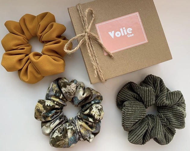 gumki do włosów Zielona gumka do włosów w kwiaty Green Garden