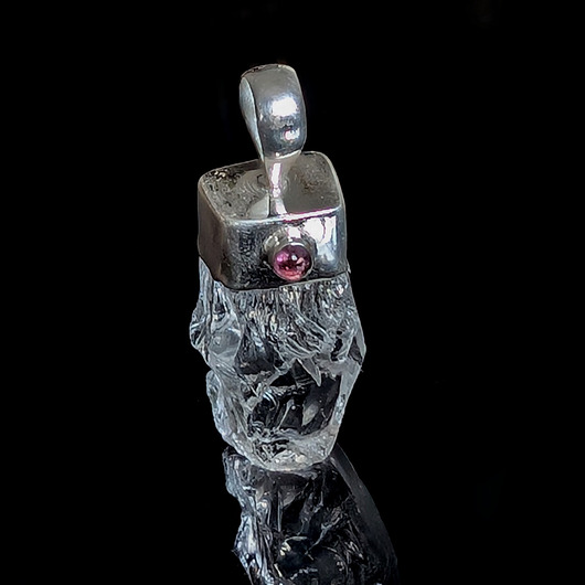 wisiory Baśniowy kryształ z turmalinem