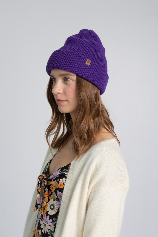 czapki damskie ŁOŚ - gruba wywijana wełniana czapka- fiolet veri peri