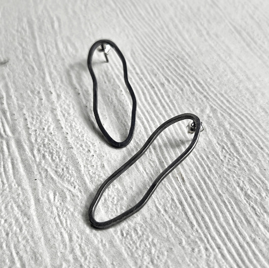 kolczyki srebrne Kolczyki srebrne czarne Fale o nieregularnym kształcie