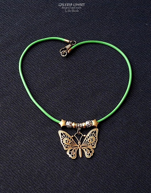 naszyjniki - inne Motyl uosobienie beztroski radości przemian w uroczym naszyjniku handmade GIFT