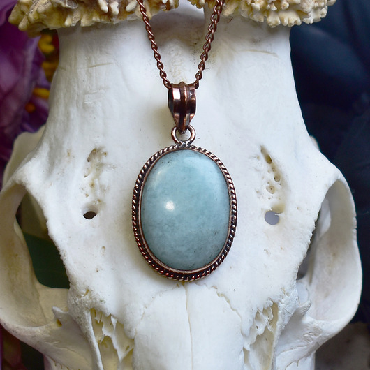 wisiory Miedziany wisiorek z amazonitem w prostej ozdobnej oprawie