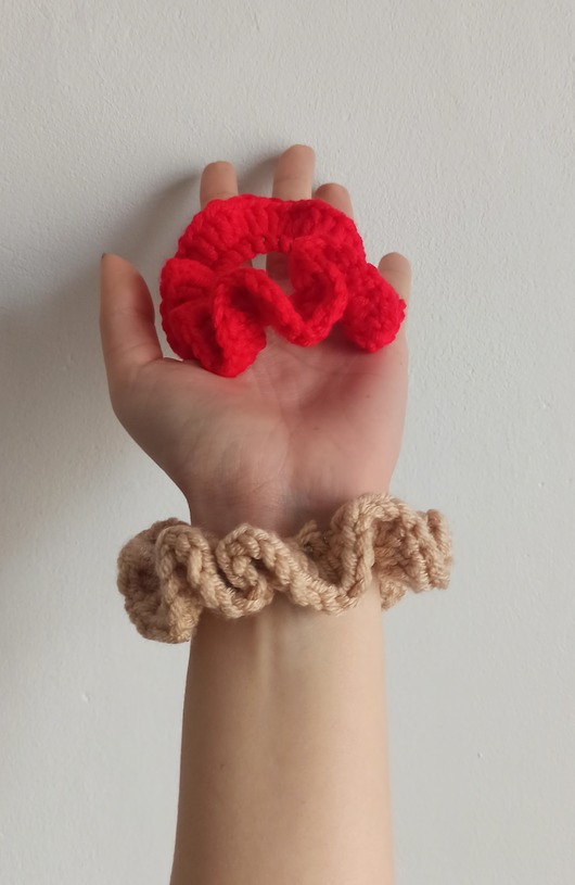 gumki do włosów Zestaw dwóch scrunchie z włóczki
