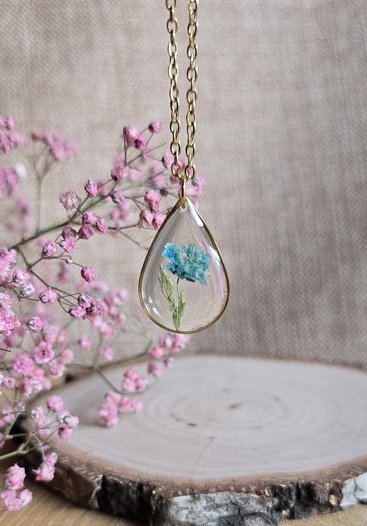 wisiory Wisiorek łezka z niebieskim kwiatem gipsówka na szczęście