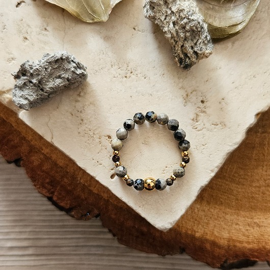 pierścionki elastyczne Elastyczny pierścionek ze jaspisem dalmatyńskim i bronzytem