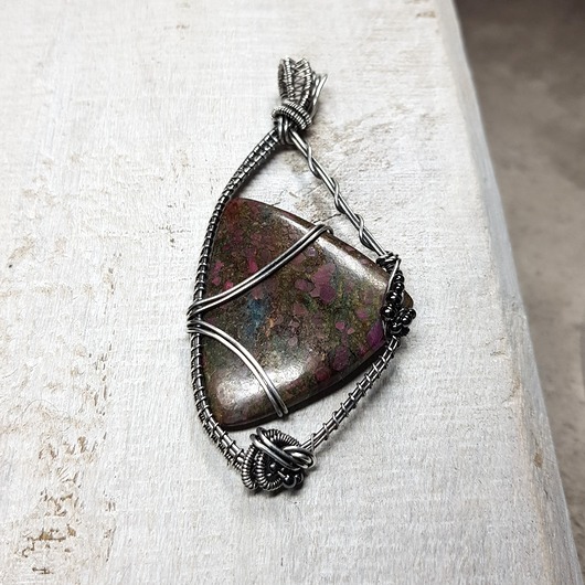 srebrne naszyjniki Zoisyt z rubinem s197