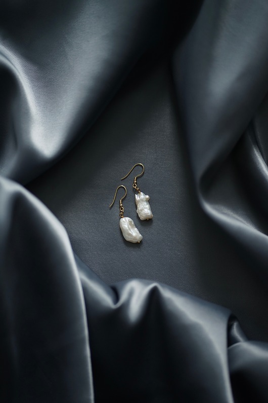 Biżuteria ślubna Kolczyki wiszące z perłą barokową - JANUARY