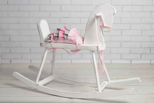 Drewniany Konik na biegunach Pobielony Przetarty LalaShop