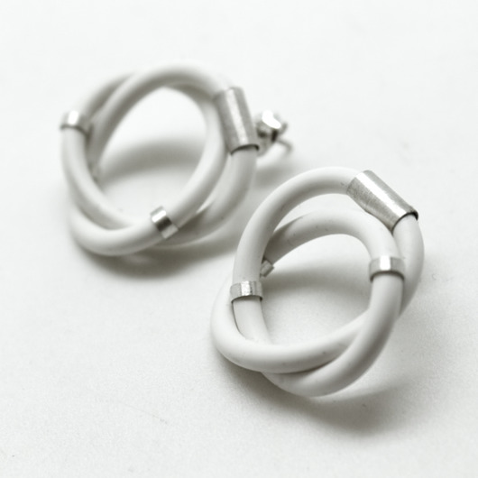 kolczyki wire wrapping Białe kolczyki supły z kauczuku i srebra (M)