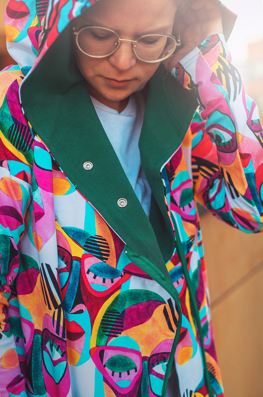 bluza z kapturem damska TWARZE długa bluza oversize z wzorzystej tkaniny