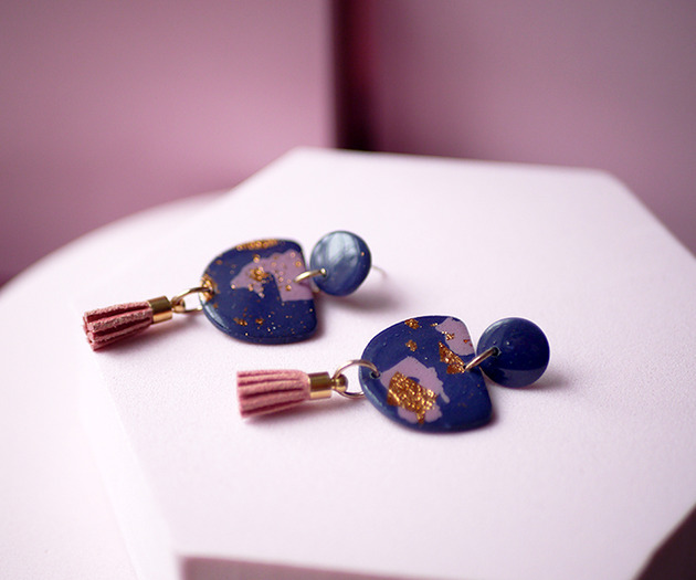 kolczyki z masy plastycznej Kolczyki granat złoto z frędzlem