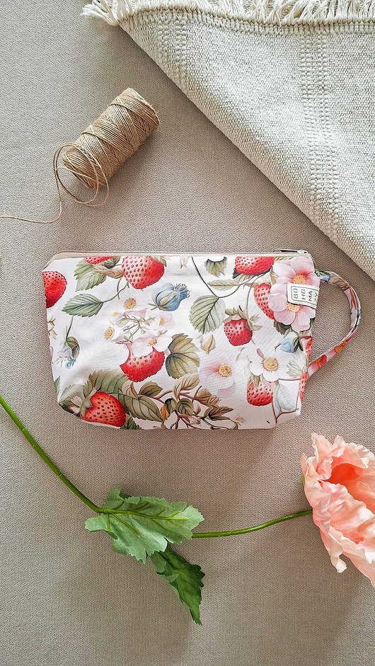 kosmetyczki DUŻA(prostokąt) kosmetyczka Bohomazy Strawberry Patch - handmade
