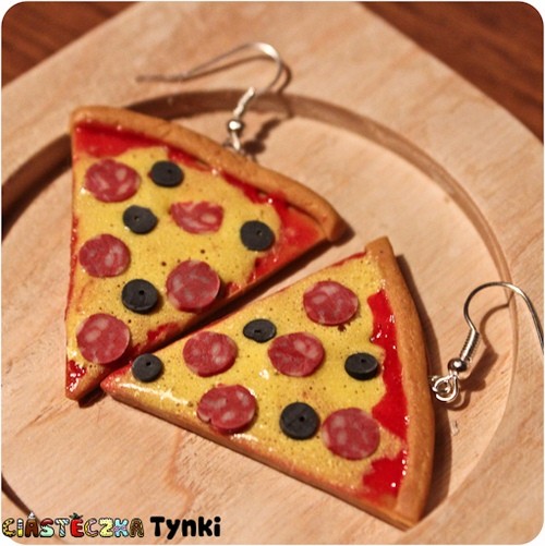 Pizza z salami i oliwkami ciasteczkatynki