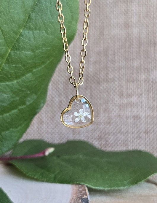 wisiory Mały wisiorek z białą niezapominajką prawdziwy kwiat serce