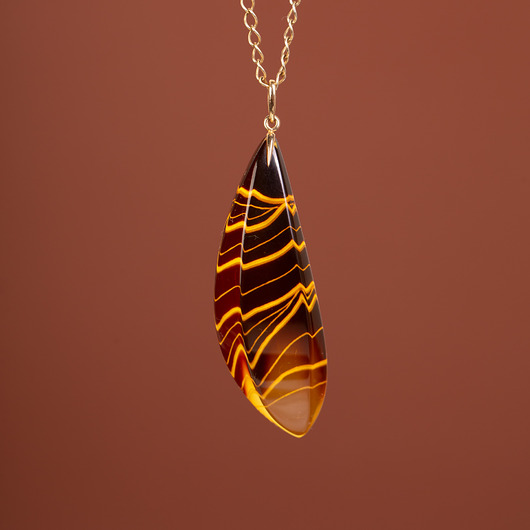 wisiory Złoty wisiorek z rzeźbionym bursztynem barwionym