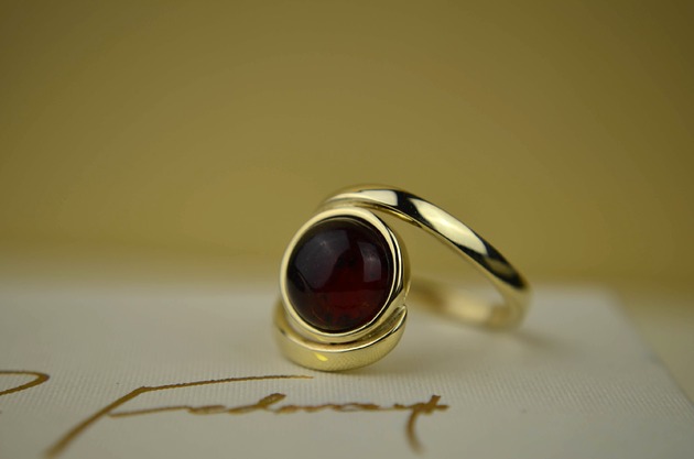 pierścionki złote Złoty pierścionek z wiśniowym bursztynem pr. 585