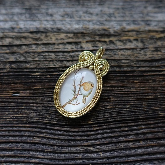 Wisiorek z rudzikiem Mró Soutache