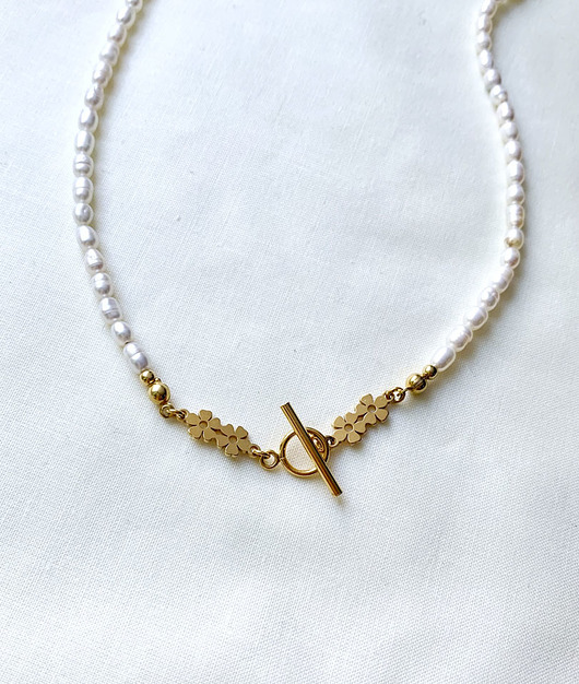 złote naszyjniki Rezerwacja- Flora- Naszyjnik- Perły- Niezapominajka