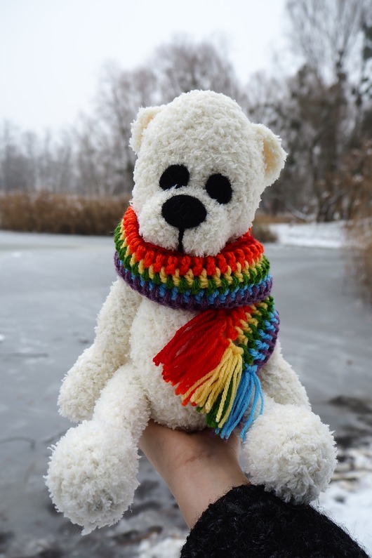 misie i maskotki Biały miś w tęczowym szaliku LGBT, przytulanka