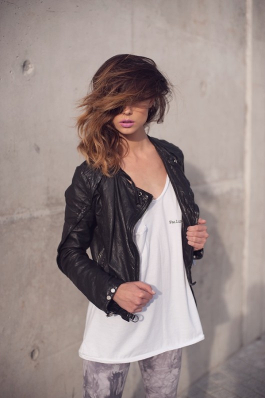 Biały t-shirt oversize V-neck luźna kieszeń HATLAPPA