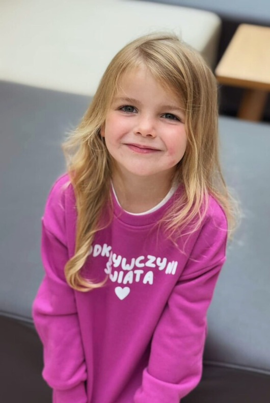 bluzy dla dziewczynki Bluza dziecięca ODKRYWCZYNI ŚWIATA - magenta