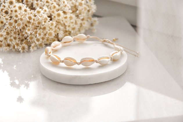 bransoletki na sznurku Na kostkę: bransoletka z muszelkami