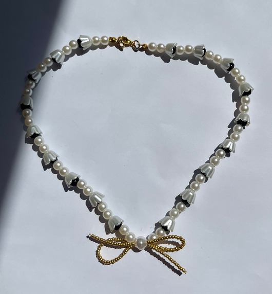 chokery Perłowy choker z kokardką