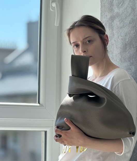 torebki do ręki Torebka skórzana w kolorze taupe z fantazyjną rączką