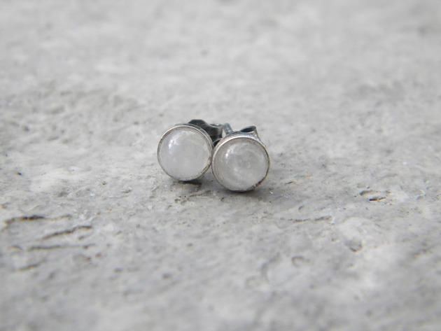 kolczyki wire wrapping 6mm kamień księzycowy  - sztyfty