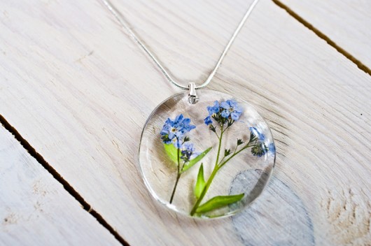 Naszyjnik z kwiatkami w żywicy So Jewelry