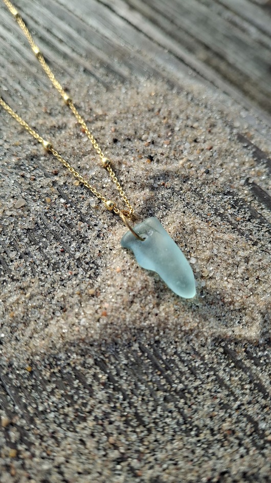 złote naszyjniki Naszyjnik z bałtyckim szkłem morskim w kolorze błękitu