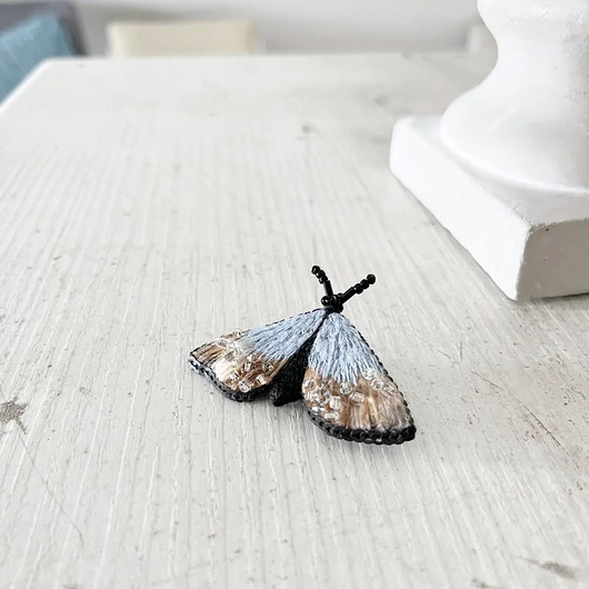 broszki Broszka ĆMA 19 ręcznie haftowana przypinka owady motyle