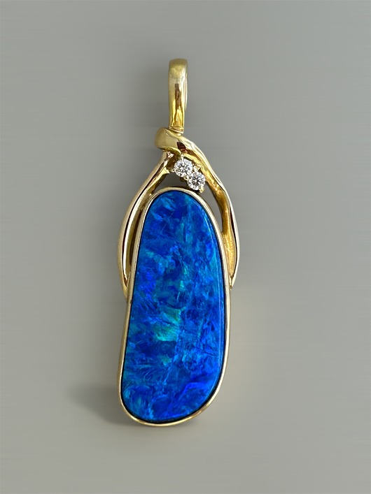 wisiory Wisior z żółtego złota z opalem australijskim i brylantami