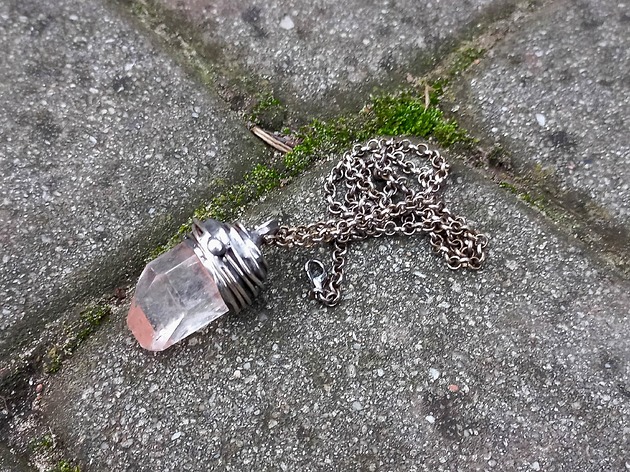 Lód - wisiorek po drugiej stronie lustra