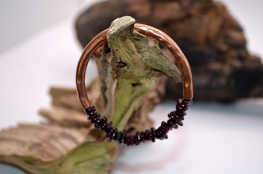 bransoletki - inne Bransoletka miedziana handmade z koralikami: granat