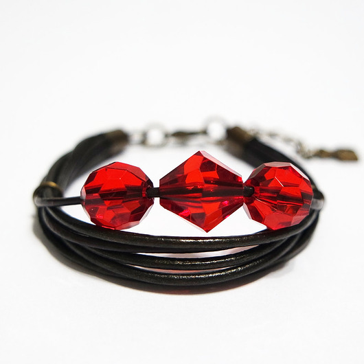 bransoletki skórzane Bransoletka - Czerwone koraliki - skórzana, brązowa