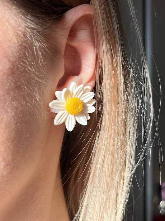 kolczyki z masy plastycznej Kolczyki Stokrotka/margarytka - sztyft - polimerowa glina - ręcznie robiona