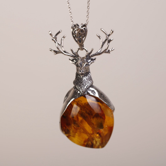 wisiory Wisiorek srebrny jeleń z bursztynem bałtyckim