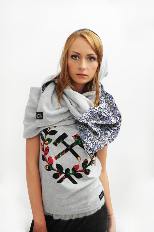 Scarf-hood Szal z kapturem w kwiaty polaquito
