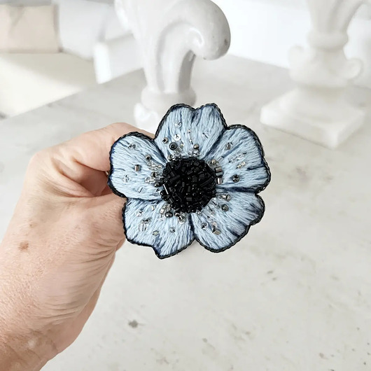 broszki Broszka KWIAT 9 ręcznie haftowana przypinka z koralikami