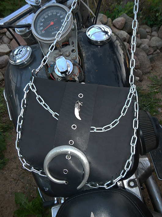 czarna motocyklowa torebka ze skóry, gotycki styl martuch