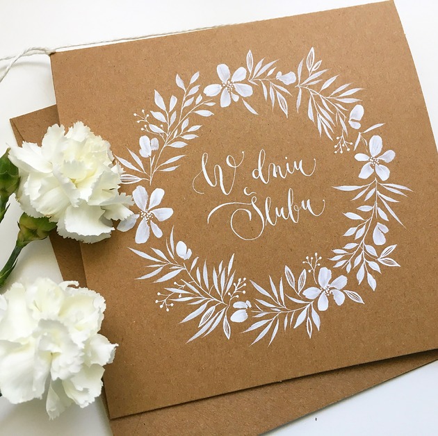 kartki scrapbooking Kartka ślubna ręcznie malowana i kaligrafowana rustykalna z białym wiankiem